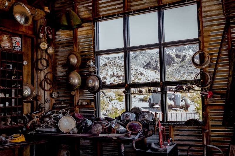 cordonnerie-LES MAYONS-min_shop_window_part_junk_abandoned-138873